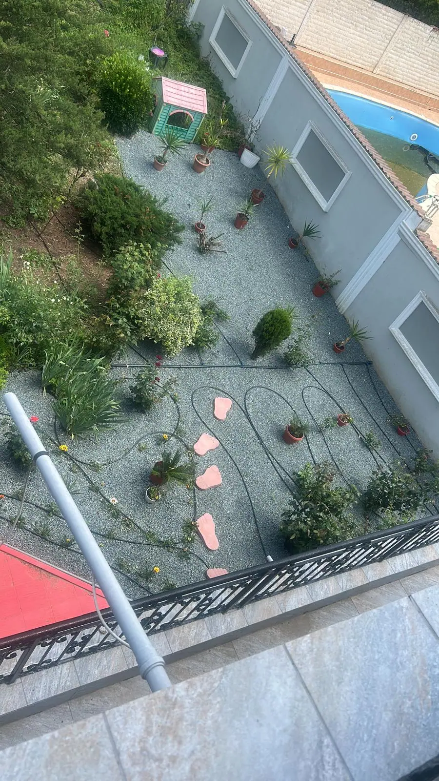 Curtea Vila Cătălin văzută de pe balcon