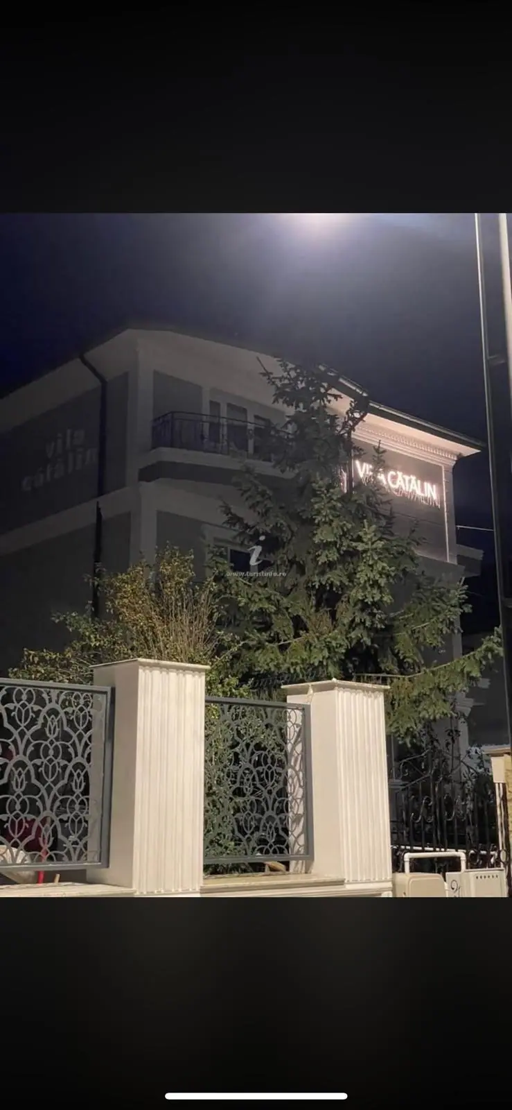 Vila Cătălin noaptea – fațadă iluminată