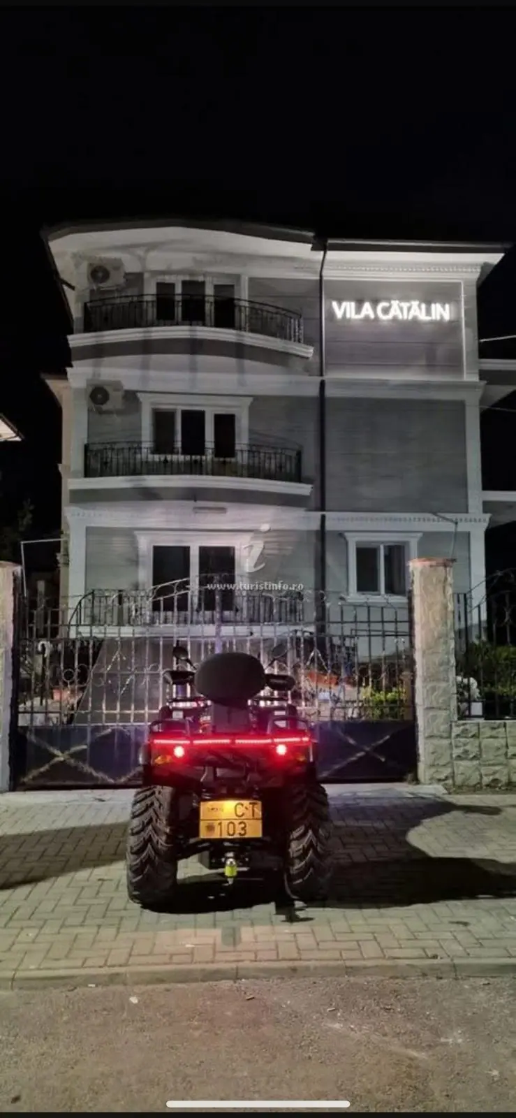 Vila Cătălin noaptea – intrare